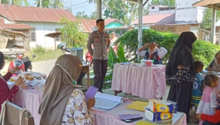 Bhabinkamtibmas Bambalamotu Kawal Posyandu, Cegah Stunting dari Desa