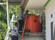 Kemarau Melanda, Polsek Pasangkayu Salurkan Air Bersih untuk Warga Martajaya