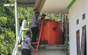 Kemarau Melanda, Polsek Pasangkayu Salurkan Air Bersih untuk Warga Martajaya