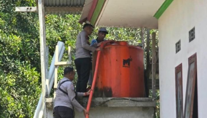 Kemarau Melanda, Polsek Pasangkayu Salurkan Air Bersih untuk Warga Martajaya