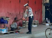Jumat Berkah Polantas Karib: Polisi Sapa Ojol, Pemulung hingga Pedagang, Bukan Tilang tapi Bagikan Makanan