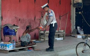 Jumat Berkah Polantas Karib: Polisi Sapa Ojol, Pemulung hingga Pedagang, Bukan Tilang tapi Bagikan Makanan
