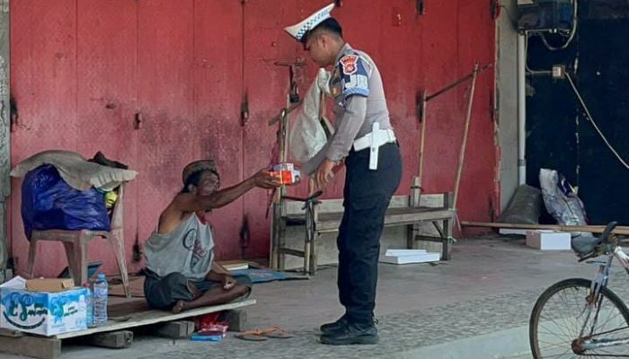 Jumat Berkah Polantas Karib: Polisi Sapa Ojol, Pemulung hingga Pedagang, Bukan Tilang tapi Bagikan Makanan
