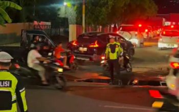 Rompi Hijau Menyala di Tengah Malam Mamuju, Polantas Hadir Jaga Jalan Sekaligus Rangkul Warga