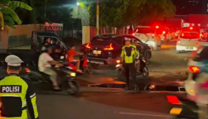 Rompi Hijau Menyala di Tengah Malam Mamuju, Polantas Hadir Jaga Jalan Sekaligus Rangkul Warga