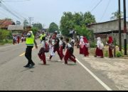Rompi Hijau Polantas Jadi Penjaga Pelajar Saat Pulang Sekolah