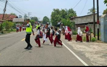 Rompi Hijau Polantas Jadi Penjaga Pelajar Saat Pulang Sekolah