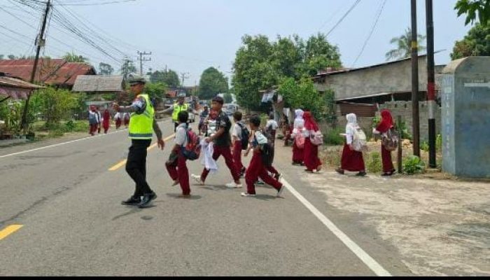 Rompi Hijau Polantas Jadi Penjaga Pelajar Saat Pulang Sekolah