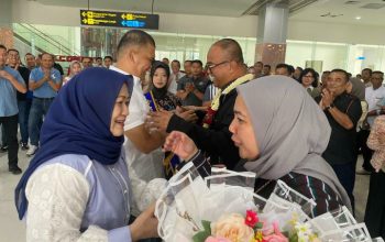 Tangis Haru Iringi Keberangkatan Adi Deriyan, Kapolda Sulbar Antar Langsung ke Bandara