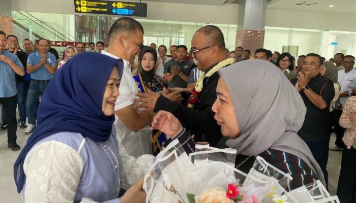 Tangis Haru Iringi Keberangkatan Adi Deriyan, Kapolda Sulbar Antar Langsung ke Bandara
