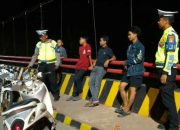 Patroli Malam Ditlantas Polda Sulbar, Polisi Sapa Pemuda hingga Cegah Balapan Liar