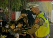 Ditlantas Polda Sulbar Bagikan Masker di Tengah Kabut Asap