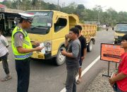 Tak Hanya Tilang, Polantas Polda Sulbar Hadiahi Pengendara Taat Pajak dengan Cokelat