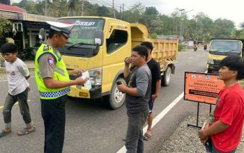 Tak Hanya Tilang, Polantas Polda Sulbar Hadiahi Pengendara Taat Pajak dengan Cokelat