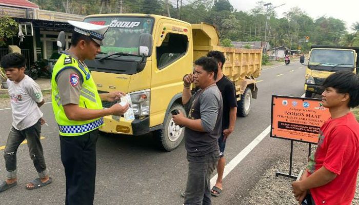 Tak Hanya Tilang, Polantas Polda Sulbar Hadiahi Pengendara Taat Pajak dengan Cokelat