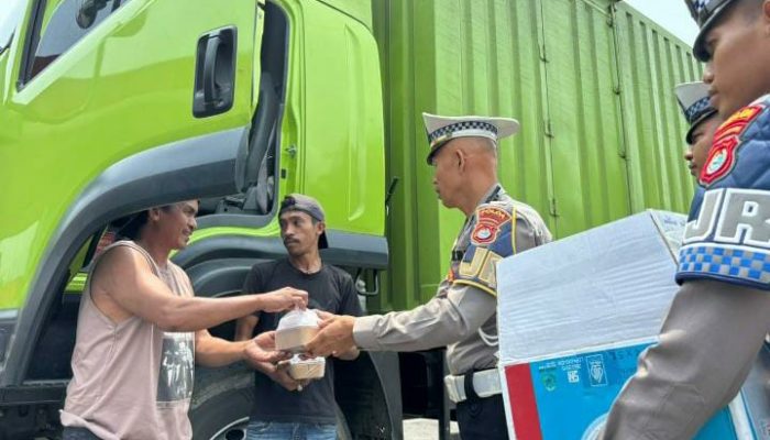 Sopir Truk Sempat Tegang Dikira Razia, Polantas Polda Sulbar Justru Bagikan Makanan Gratis