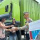 Sopir Truk Sempat Tegang Dikira Razia, Polantas Polda Sulbar Justru Bagikan Makanan Gratis