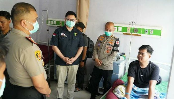 Minggu Kasih, Kapolda Sulbar Besuk Anggota yang Sakit