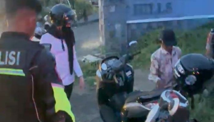 Kakek Kelelahan di Pinggir Jalan, Polisi Polda Sulbar Turun Tangan Antar hingga ke Tasiu