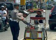 Jumat Berkah, Polantas Polda Sulbar Turun ke Jalan Bantu Ojol hingga Tukang Becak