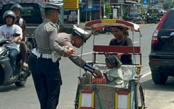 Jumat Berkah, Polantas Polda Sulbar Turun ke Jalan Bantu Ojol hingga Tukang Becak