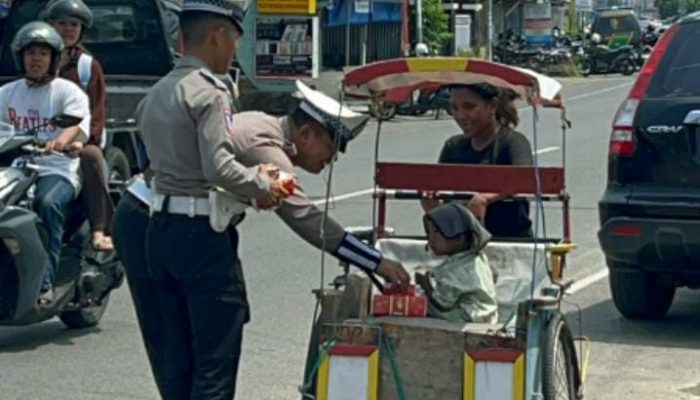 Jumat Berkah, Polantas Polda Sulbar Turun ke Jalan Bantu Ojol hingga Tukang Becak