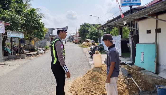 Material Bangunan di Bahu Jalan Jadi Sorotan, Sat Lantas Polres Pasangkayu Beri Imbauan