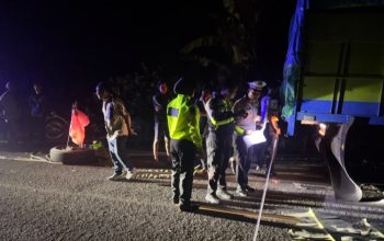 Tronton Parkir di Badan Jalan, Pengendara Beat Tewas di TKP