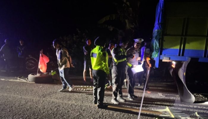 Tronton Parkir di Badan Jalan, Pengendara Beat Tewas di TKP