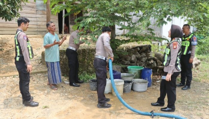 Jumat Berkah di Tengah Kemarau, Sat Lantas Polres Pasangkayu Salurkan 12 Ton Air Bersih untuk Warga