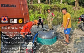 Babinsa Koramil 1427-02 /Bambalamotu Dampingi Penyaluran Air Bersih di Sarude