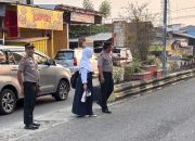 Wakapolres Pasangkayu Turun ke Jalan, Bantu Pelajar Menyeberang