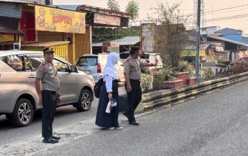 Wakapolres Pasangkayu Turun ke Jalan, Bantu Pelajar Menyeberang
