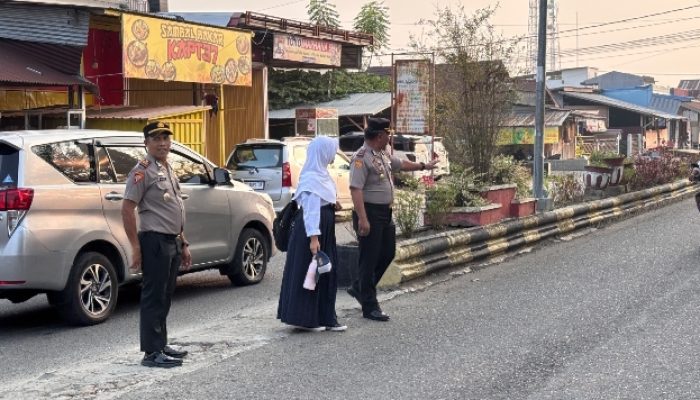 Wakapolres Pasangkayu Turun ke Jalan, Bantu Pelajar Menyeberang